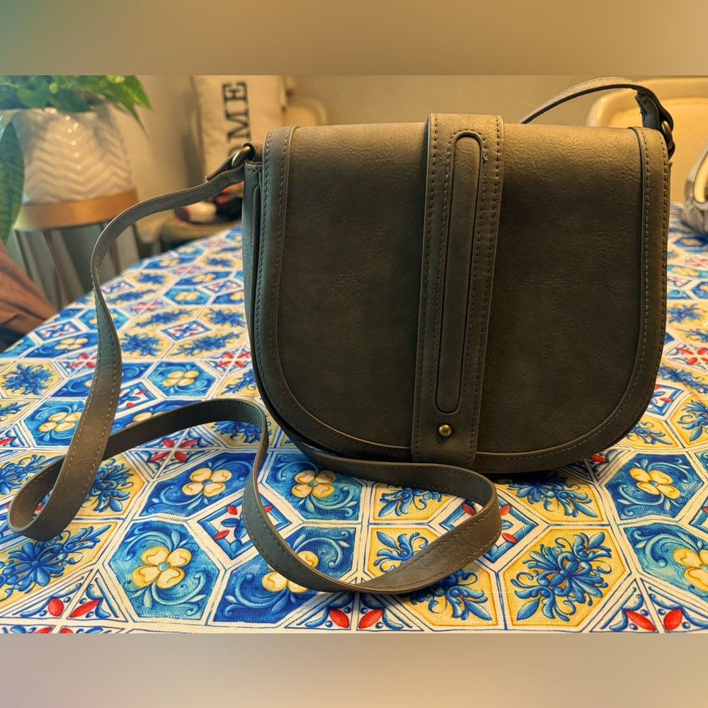 Like new. Good condition. Express. Crossbody. Dark Green.